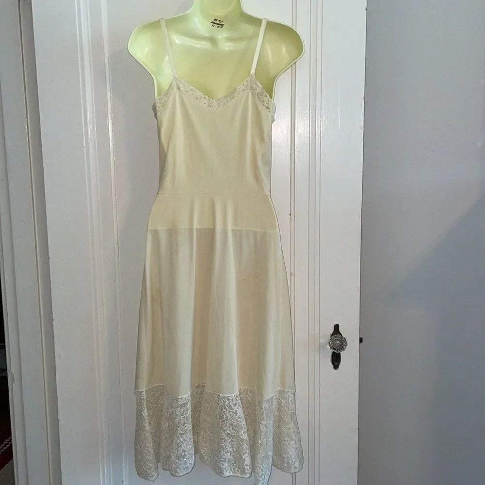 Vtg 50s/60s Charmode cream colored‎ full slip with lace details - Picture 10 of 13